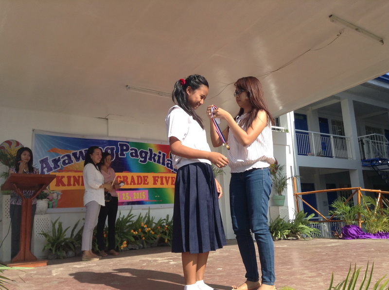 Bahay Aurora kinderen krijgen schoolawards